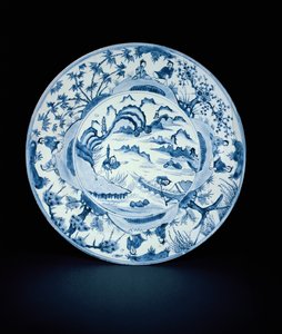 Plato azul y blanco pintado con pescadores en una escena de río, Tianqi o Chongzheng, 1620-30