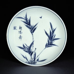 Plato de salsa kosometsuke azul y blanco pintado con bambú y caligrafía, marca y período Tianqi, 1621-27