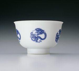 Cuenco, decorado con medallones de dragón, marca y periodo Kangxi 1662-1722