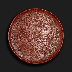 Plato tallado con la marca de Xuande (1426-36) en la base, chino