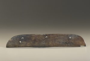Implemento ceremonial; forma de hoja en forma de peine (serpentina)