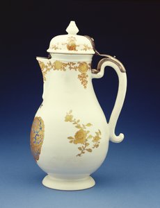 Cafetera de forma Meissen decorada predominantemente en dorado con los brazos de Gustav Gabriel Loodh, periodo Qianlong (1736-95)
