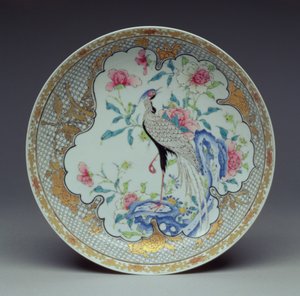 Plato pintado con un pájaro de cola larga, rocas y flores, Período Yongzheng, 1725-35