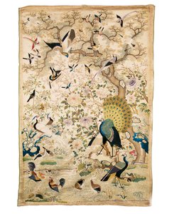 Panel Bordado con un Par de Pavos Reales y Numerosos Otros Pájaros bajo un Árbol Retorcido con Peonías y Flor de Ciruelo, Cantón de Chinese School