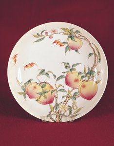 Plato famille rose decorado con un patrón de albaricoques, Dinastía Qing