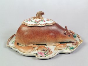 Salsera y tapa de famille rose modelada como una ardilla, período Chien Lung (1736-95) (cerámica)