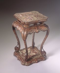 Soporte para incienso (pino lacado, incrustado con nácar)
