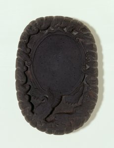 Piedra de tinta tallada como la gran tortuga mítica Lo-shu entre olas, probablemente dinastía Ming