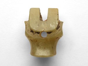 Colgante en forma de cabeza bovina, re-trabajado, c.1100-1000 a.C. de Chinese School