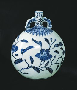 Calabaza azul y blanca de peregrinos con decoraciones florales, c.1403-24 de Chinese School
