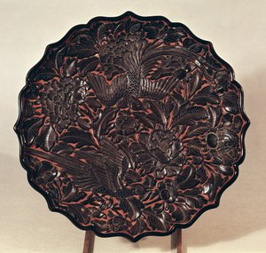 Plato con motivos florales y dos pájaros, Dinastía Yuan (1271-1368)