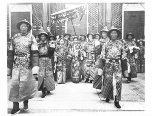 Retrato de TzU-Hsi (1835-1908) Emperatriz Viuda de China con damas de compañía y guardias de Chinese School