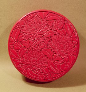 Caja de laca roja decorada con peonías, c.1426-35