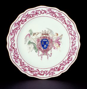 Plato de cena Rose Famille con los brazos de Francia, periodo Qianlong (1736-95) c.1765