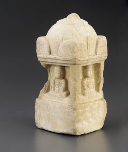 Pequeña estupa, techo abovedado y figuras budistas ocupando los huecos en las 4 caras, pedestal cuadrado, Período de División, 557-581 de Chinese School
