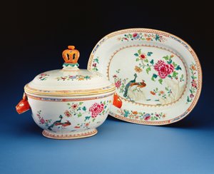 Sopera, tapa y soporte pintados con el patrón del Pavo Real Doble, periodo Qianlong (1736-95)