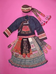 Vestido de mujer y sombrero de cestería, Ch