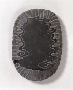 Piedra de tinta tallada con patrones de olas, probablemente dinastía Ming