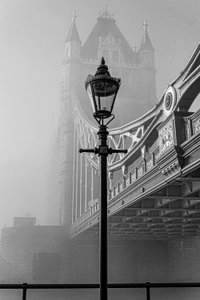 El Tower Bridge envuelto en niebla de Chris Hamilton
