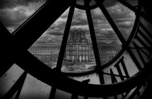 El Louvre a través del Gran Reloj de Christian MARCEL