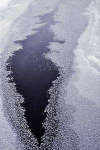 Agua oscura a través del hielo de Christina Sillen