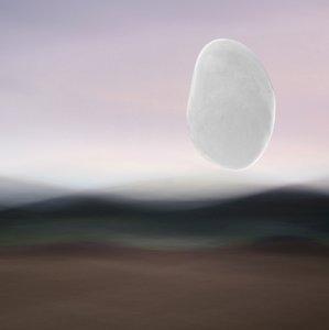 Piedra etérea flotante de Christina Sillen