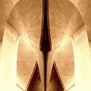Simetría arquitectónica en tonos sepia