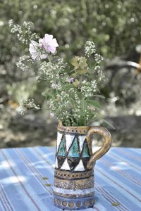 Flores silvestres en un jarrón rústico