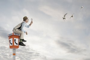Un hombre curioso que contempla el cielo
