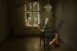La inquietante mujer de la máscara antigás