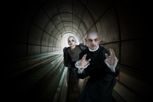 Figuras inquietantes en el túnel