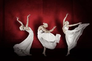 Bailarinas elegantes en el escenario rojo