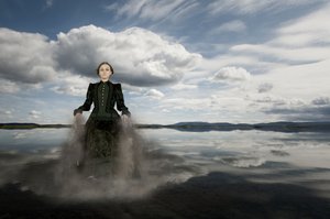 Mujer etérea, agua en calma