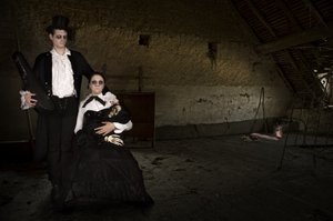 Pareja gótica en el ático