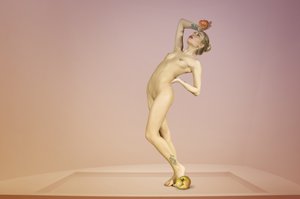 Equilibrio en un desnudo elegante