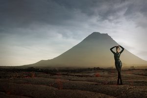 Figura solitaria en un paisaje extraño de Christine von Diepenbroek