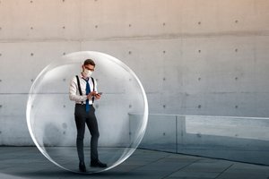 Un hombre en su burbuja social