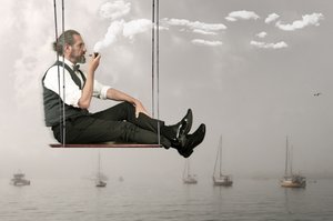 Un hombre en un columpio aéreo