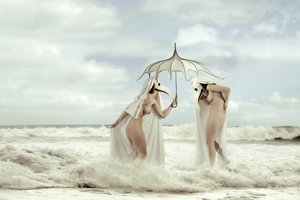 Figuras enmascaradas y olas del mar de Christine von Diepenbroek