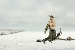 Escena invernal con un bufón desnudo