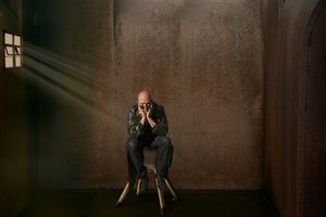 Hombre pensativo a la luz de la ventana de Christine von Diepenbroek