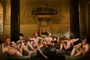 Ancianos extravagantes bañándose