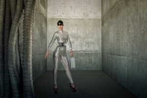 Mujer elegante y futurista de Christine von Diepenbroek