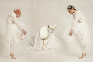 Mujeres surrealistas y un huevo de Christine von Diepenbroek