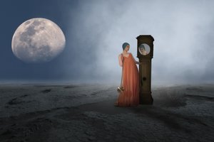 Reflejo de la mujer en el reloj lunar