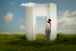Mujer ante un portal surrealista