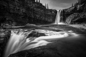 El abrazo de una majestuosa cascada de Christoph Schaarschmidt