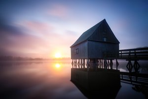 Amanecer en el cobertizo para barcas envuelto en la niebla de Christoph Schaarschmidt