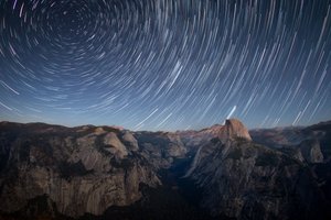 Estrellas rastreras sobre Half Dome de Christoph Schaarschmidt
