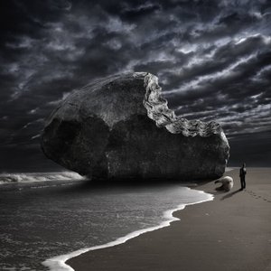 Roca Mordida en la Playa Tormentosa de Christophe Kiciak